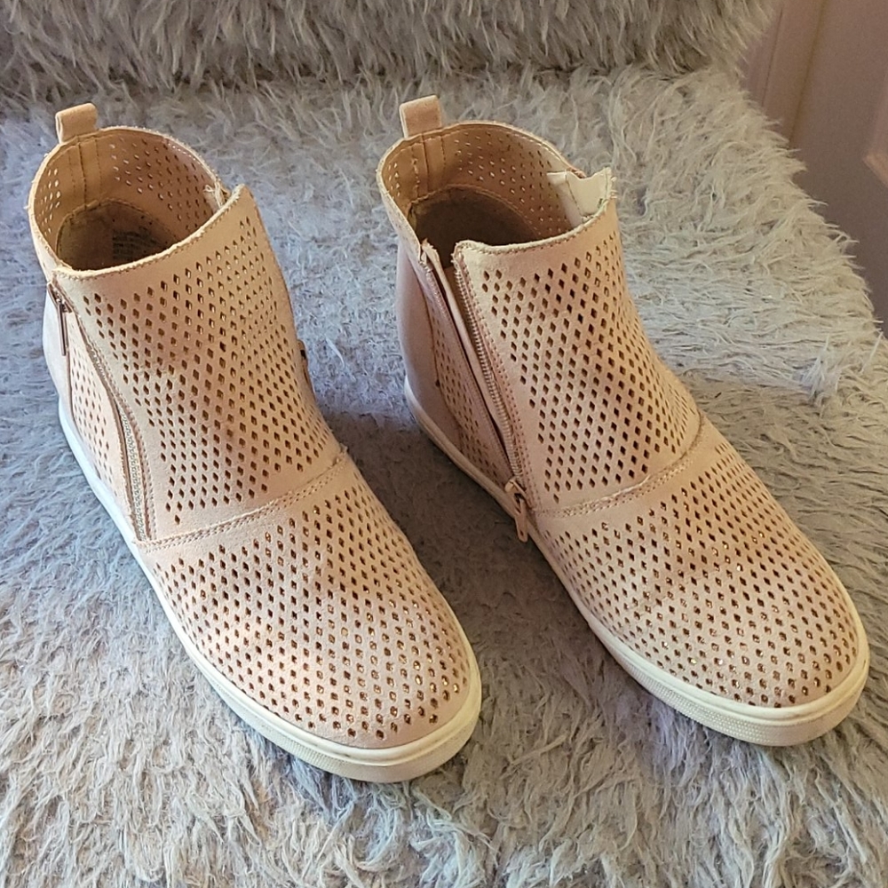 Girl's Justice tennis shoes